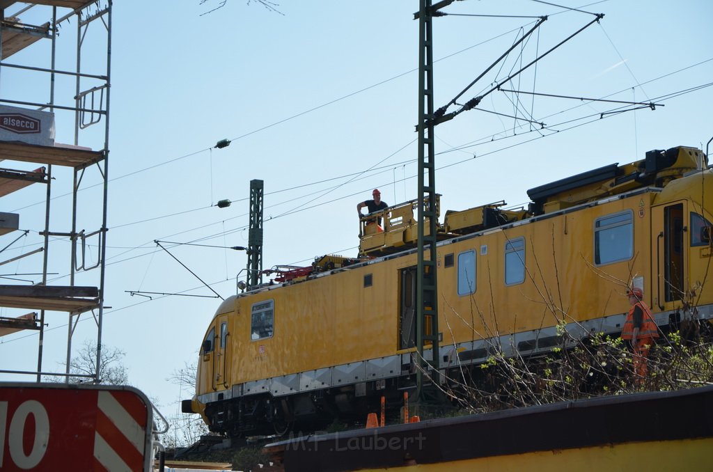 Einsatz BF Koeln Kran beruehrt Oberleitung DB Koeln Gremberg Taunusstr P088.JPG